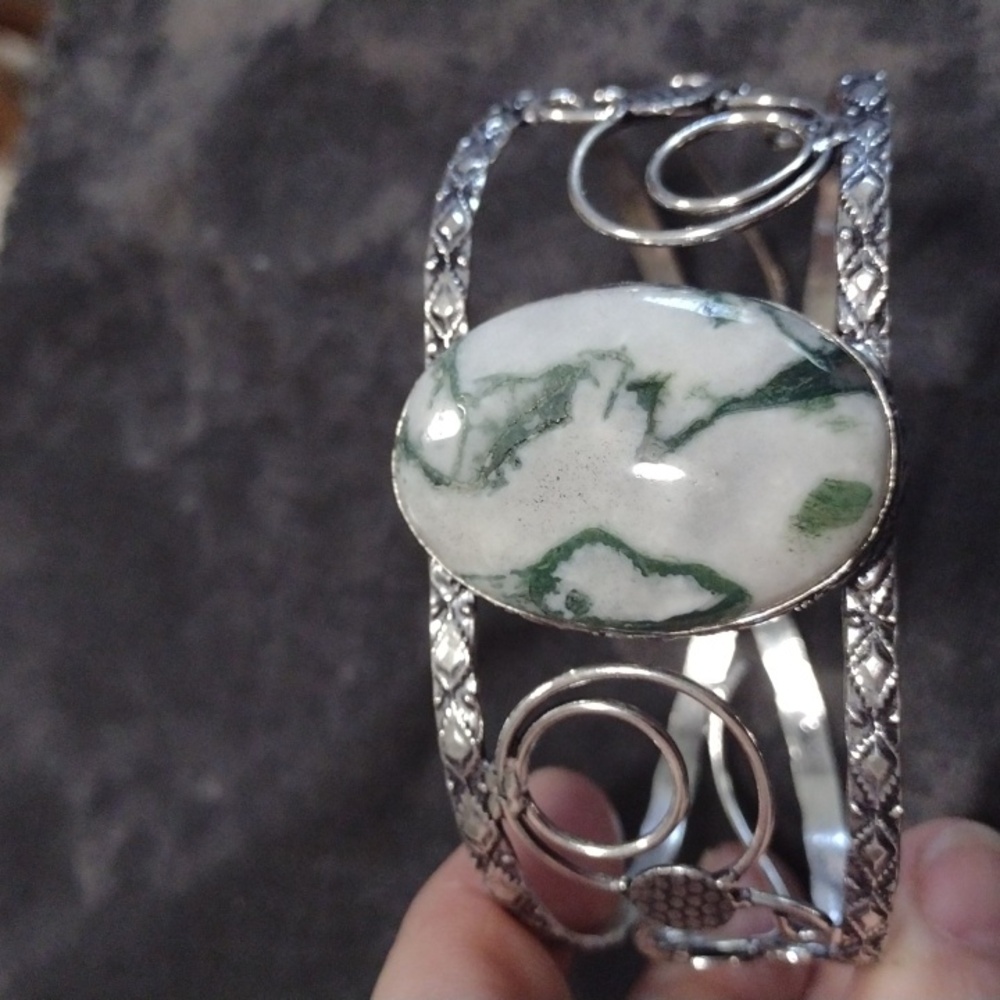 Bracelet with center stone and clamp style